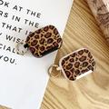 AirPods Pro 3 etui med leopardprint, telefonstativ og makeupspejl