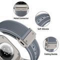 Apple Watch (42/44/SE/45/46/49mm) silikonearmbånd med lodrette linjer og titanium-stik - grå