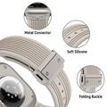Apple Watch (42/44/SE/45/46/49mm) silikonearmbånd med lodrette striber og titanium-stik - Stjernelys