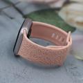 Apple Watch Series 11/10/9/8/SE 3/SE (2022)/7/SE/6/5/4/3/2/1 silikonearmbånd med blomstergravering - 42mm/41mm/40mm/38mm - sandrosa