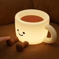 Sød kaffekopformet natlampe med telefonholder - hvid