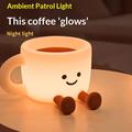 Sød kaffekopformet natlampe med telefonholder - hvid