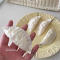 Sødt blødt stressaflastende legetøj i form af en dumpling med nøglering - hvid