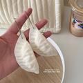 Sødt blødt stressaflastende legetøj i form af en dumpling med nøglering - hvid