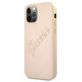 Guess Saffiano Vintage Script iPhone 12/12 Pro Cover - Guld