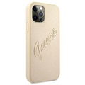 Guess Saffiano Vintage Script iPhone 12/12 Pro Cover - Guld