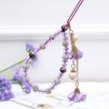 Mobilrem med rosenblomstvedhæng og krystalperler - Lilla